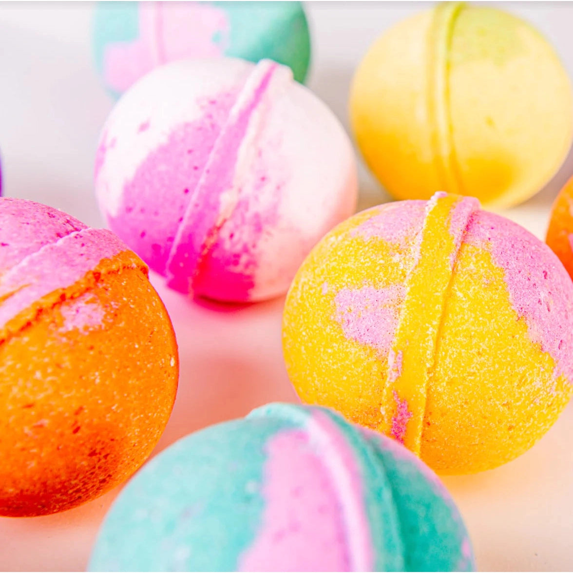 Honestly Margo Coconut Escape Felicity: Luxury Handmade Bath Bomb